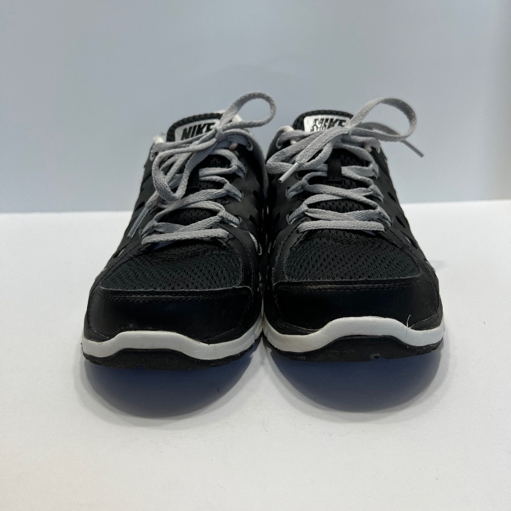 Nike Black and White Athletic Shoes - Picture 6 of 10
